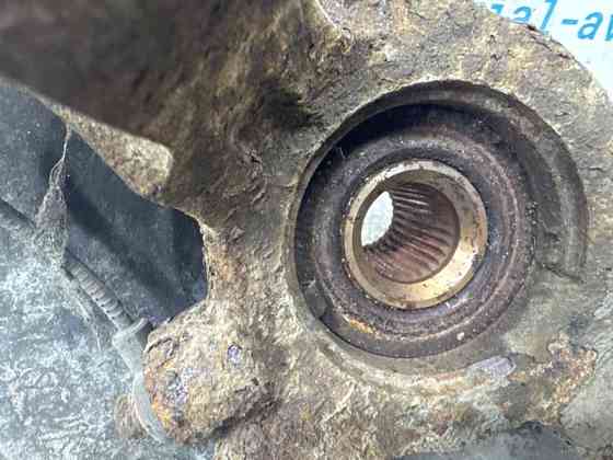 Кулак поворотный левый со ступицей Mitsubishi Outlander XL 2.4 БЕНЗИН 4B12 2007 (б/у) Киев