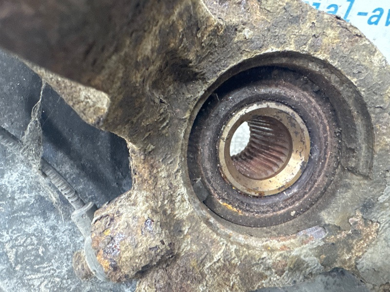 Кулак поворотный левый со ступицей Mitsubishi Outlander XL 2.4 БЕНЗИН 4B12 2007 (б/у) Киев - изображение 3