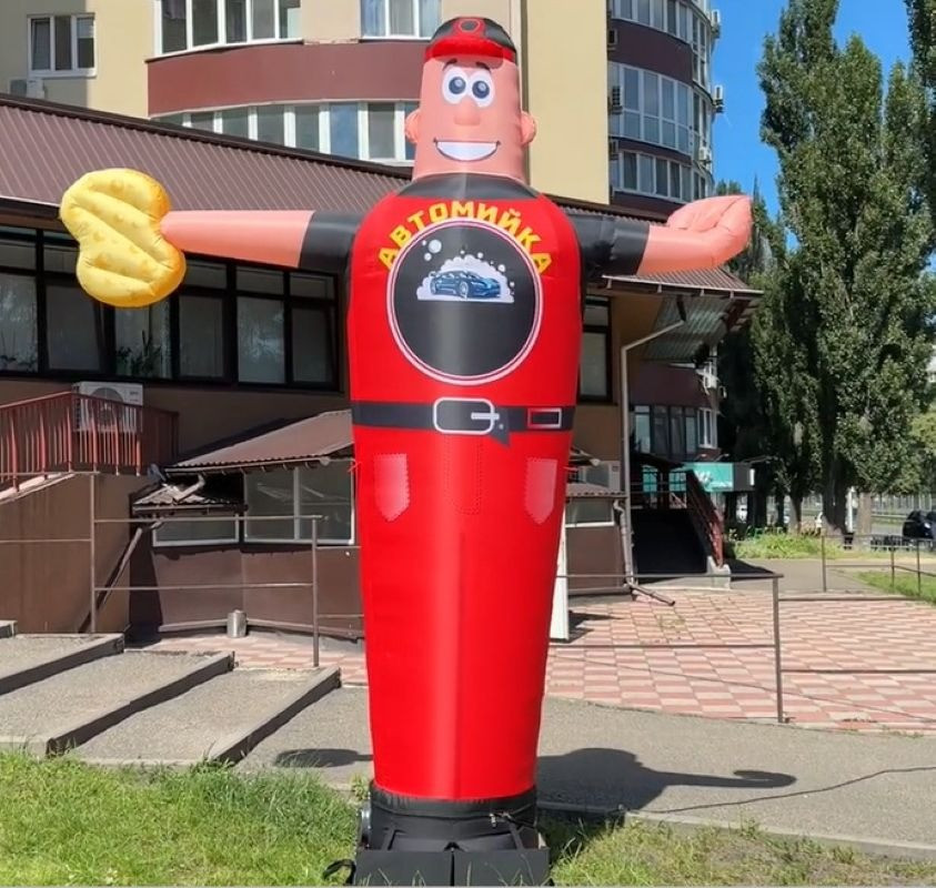 Человек машет на дороге, реклама в месте продаж 340 см Київ - зображення 1