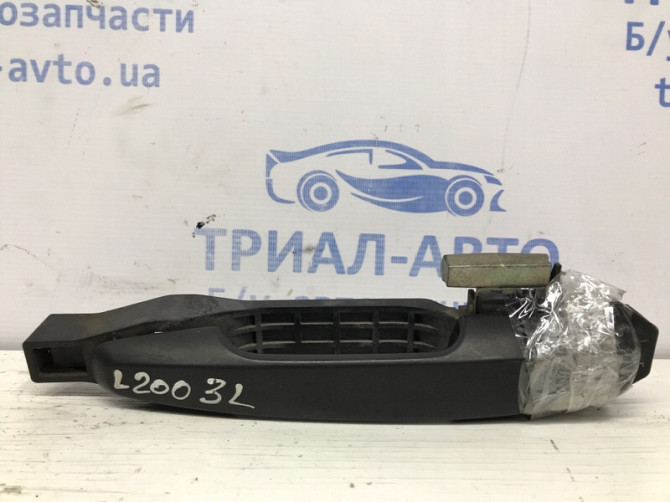 Ручка двери внешняя задняя левая Mitsubishi L200 KB 2.5 ДИЗЕЛЬ 4D56U 2006 (б/у) Киев - изображение 1