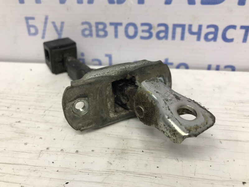 Ограничитель двери задний правый Mitsubishi L200 KB 2.5 ДИЗЕЛЬ 4D56U 2006 (б/у) Київ - зображення 2