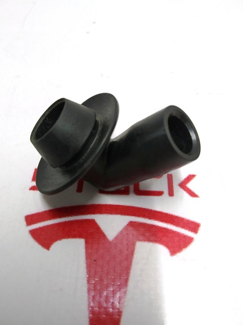 Колено трубки сливной дренажной электромагнитного порта зарядки Tesla model S, model S REST, model X Киев - изображение 1