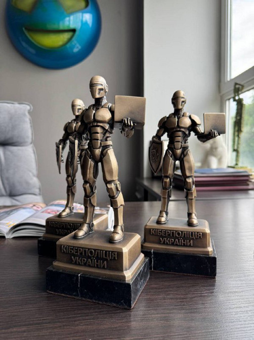 Ексклюзивні бронзові статуетки для Кіберполіції України статуетки на замовлення Київ - зображення 3