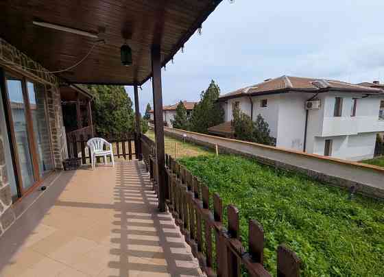 Большой дом в закрытом комплексе, в 200 м от моря, в г. Бяла Одеса