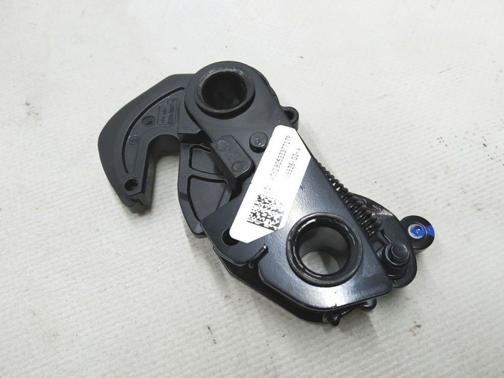 Замок спинки сиденья 2-го ряда правый Tesla model 3 1099926-00-A Киев - изображение 1