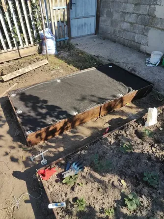 Грядки на ніжках, Металеві грядки. Київ