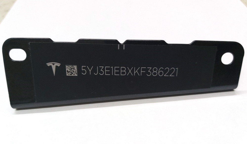 Табличка с VIN кодом под лобовым стеклом Tesla model 3 1006865-00-C Киев - изображение 1