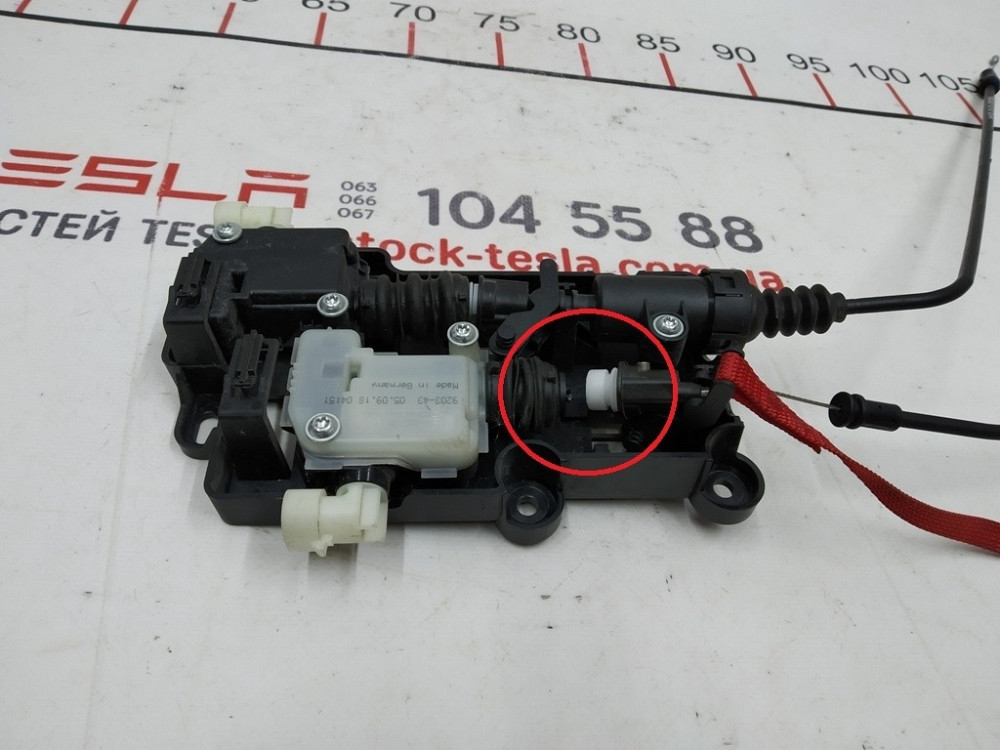 Привод замка капота электрический в сборе (с повреждением) Tesla model X 1057991-00-F Киев - изображение 3