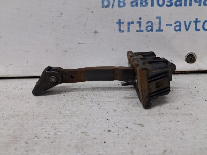 Ограничитель двери передний правый Toyota Avensis T25 2.2 DIESEL 2ADFTV 2002 (б/у) Киев - изображение 1