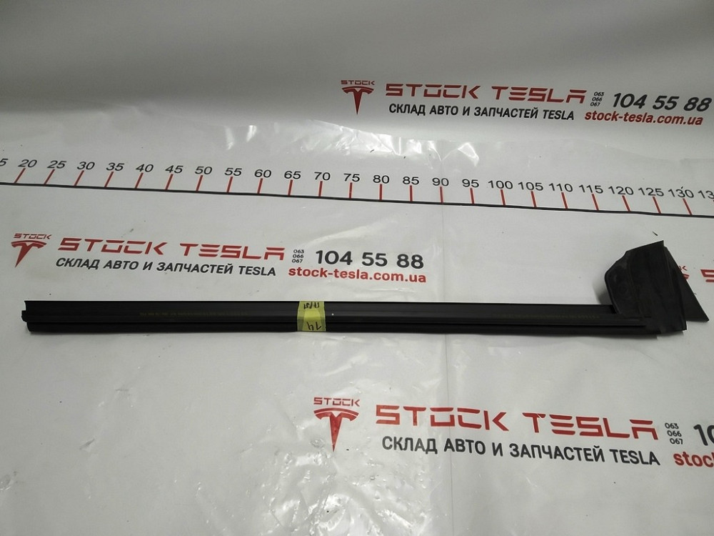 Уплотнитель стекла внутренний двери передней левой Tesla model 3 1090495-00-E Киев - изображение 1