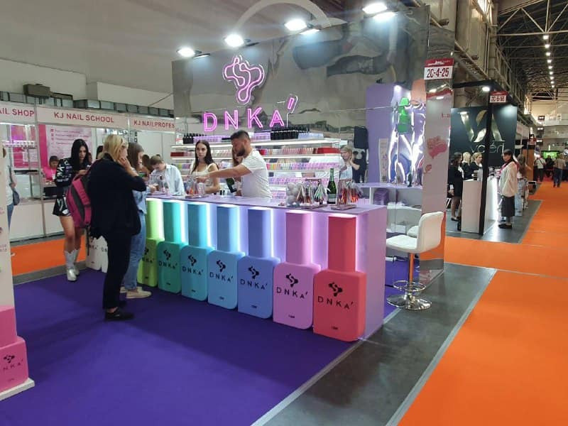 Рекламные фотозоны и объемные рекламные фигуры косметической продукции DNKA Київ - зображення 1