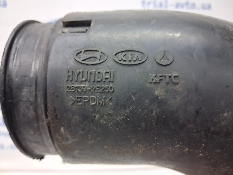 Патрубок воздушного фильтра Hyundai Tucson JM 2.0 DIESEL D4EA 2004 (б/у) Київ - зображення 4