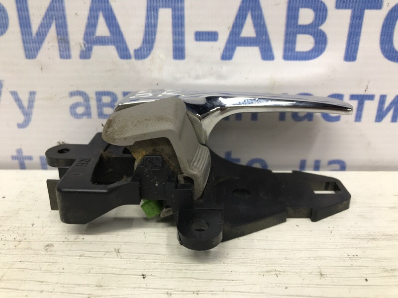 Ручка двери внутренняя правая Mitsubishi L200 KB 2.5 ДИЗЕЛЬ 4D56U 2006 (б/у) Киев - изображение 2