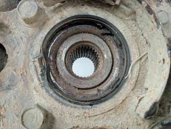 Кулак поворотный правый со ступицей Mitsubishi Pajero Wagon 4 3.2 ДИЗЕЛЬ 4M41 2006 (б/у) Киев