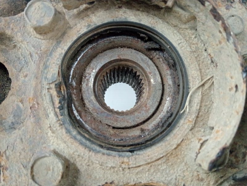 Кулак поворотный правый со ступицей Mitsubishi Pajero Wagon 4 3.2 ДИЗЕЛЬ 4M41 2006 (б/у) Киев - изображение 3