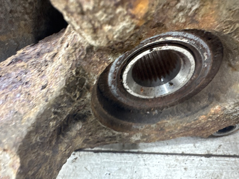 Кулак поворотный правый со ступицей Mitsubishi Outlander XL 2.4 БЕНЗИН 4B12 2007 (б/у) Киев - изображение 4