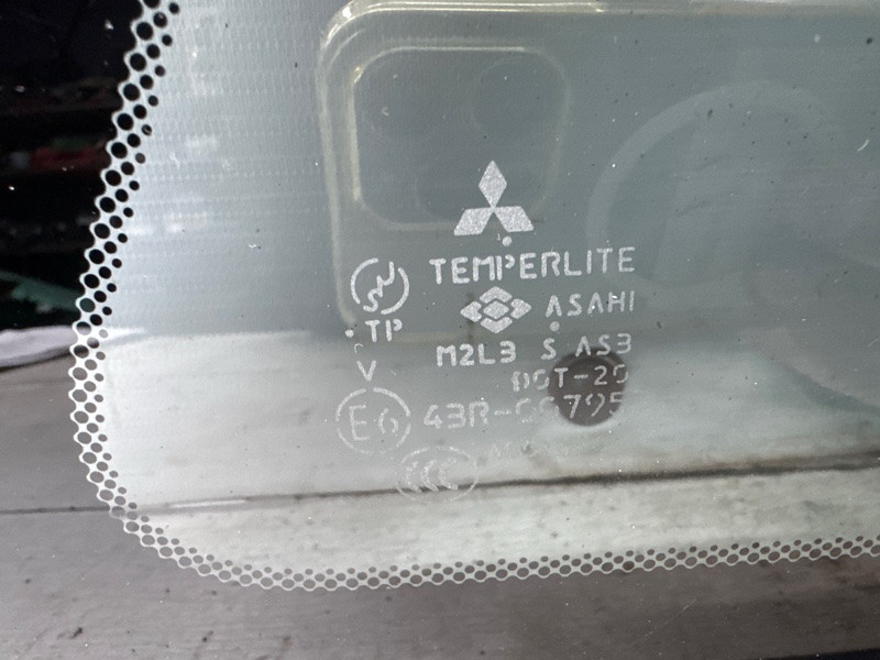 Стекло в кузов заднее правое Mitsubishi Outlander CU 2.4 БЕНЗИН 4G69 2003 (б/у) Киев - изображение 5