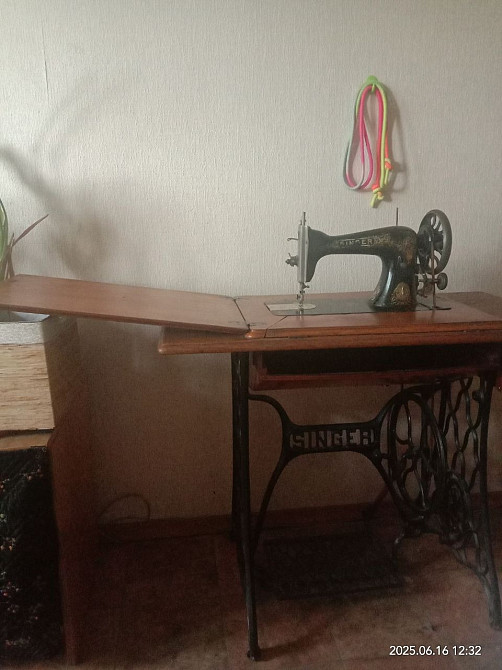 Продам антикварную швейную машинку Дніпро - зображення 3