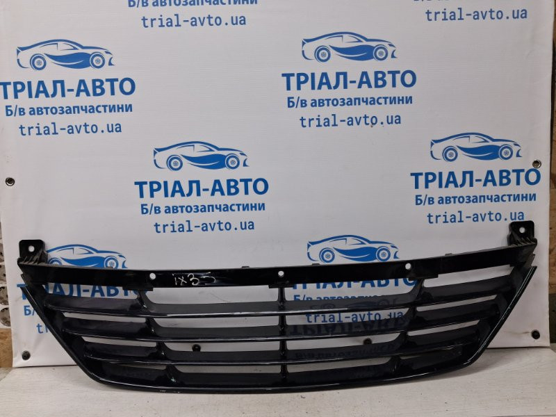 Решетка бампера центральная Hyundai IX35 LM 1.7 DIESEL D4FD 2009 (б/у) Киев - изображение 1