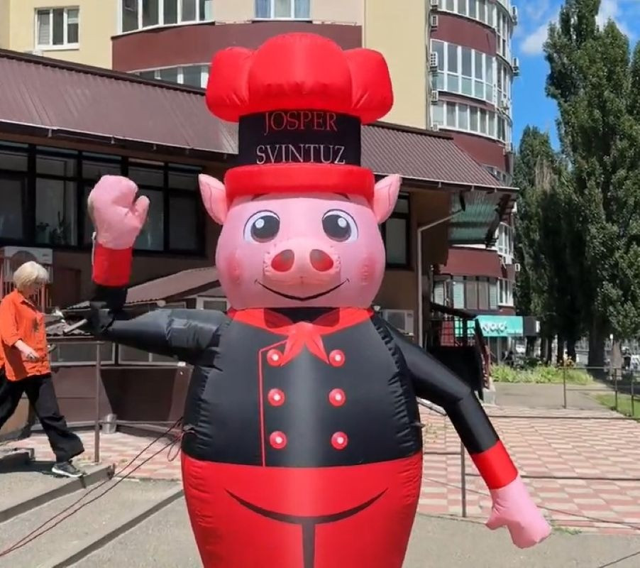 Человек машет на дороге, реклама в месте продаж 340 см Київ - зображення 6