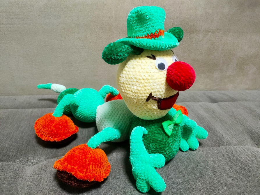 Іграшка м'яка в'язана Гусениця з піщалкою в руці ручна робота подарунок сувенір Нововолынск - изображение 1