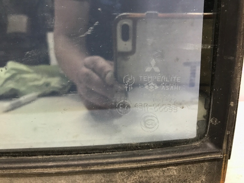Стекло двери задней левой (форточка) Mitsubishi Pajero Wagon 3 3.2 ДИЗЕЛЬ 4M41 1999 (б/у) Киев - изображение 2