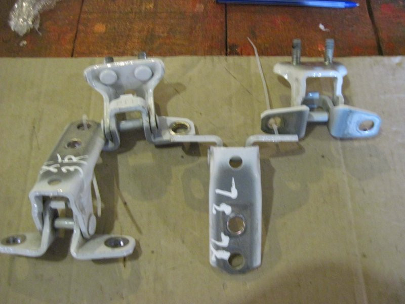 Петля двери задней левой Mitsubishi Outlander XL 2007 (б/у) Киев - изображение 1