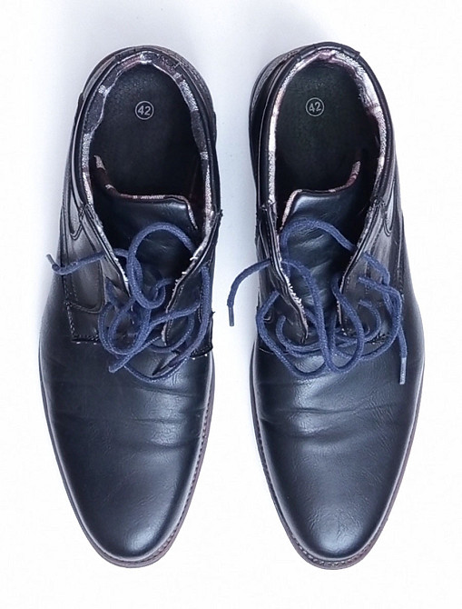 Чоловічі чорні черевики 42 розміру. Стильний дизайн для весни або осені Вишгород - зображення 1