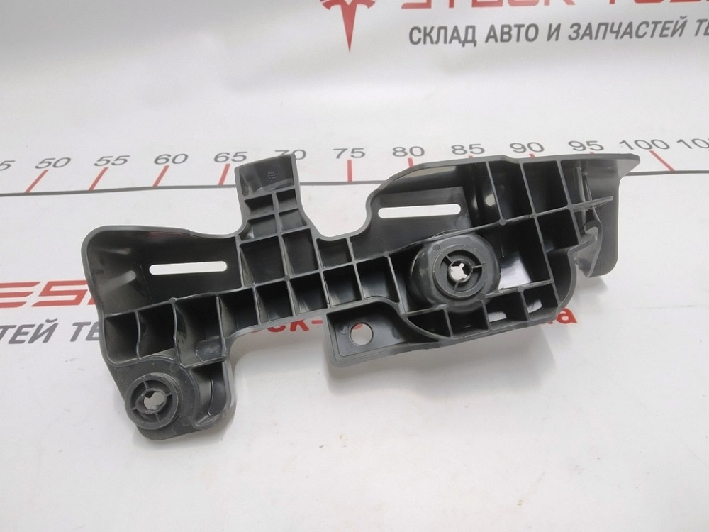 Кронштейн крепления коврового покрытия 1-го ряда сидений правый Tesla model 3 1101145-00-G Киев - изображение 4