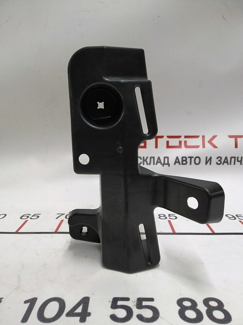 Кронштейн крепления коврового покрытия 1-го ряда сидений правый Tesla model 3 1101145-00-G Киев - изображение 1