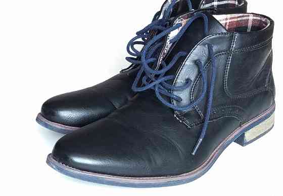 Чоловічі чорні черевики 42 розміру. Стильний дизайн для весни або осені Вишгород