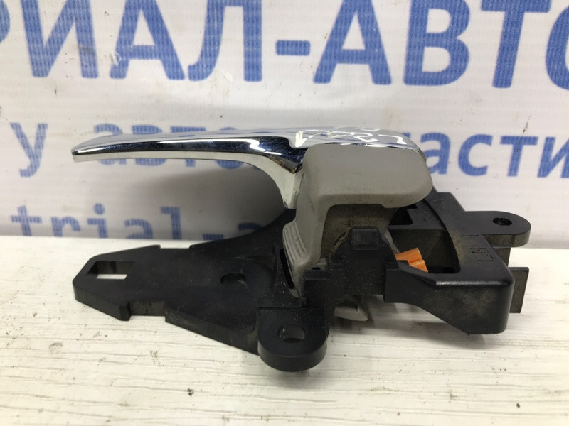 Ручка двери внутренняя левая Mitsubishi L200 KB 2.5 ДИЗЕЛЬ 4D56U 2006 (б/у) Киев - изображение 2