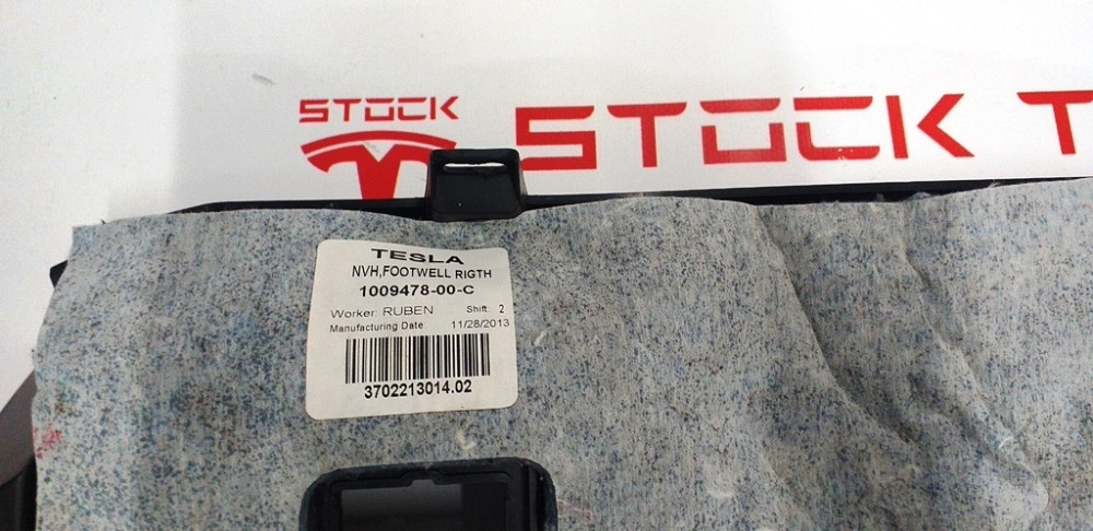 2Накладка нижняя инструментальной панели правая с повреждением Tesla model S, model S REST 1016343-0 Киев - изображение 3