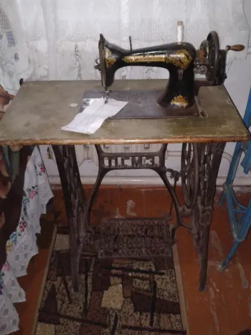 Раритетная Швейная машинка ПГМЗ из станиной и ножным приводом Лубни - зображення 1