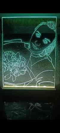 Портрети та картини вирізані на склі Киев