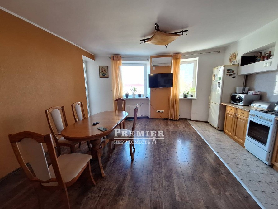 У продажу простора трикімнатна квартира Черноморск - изображение 1