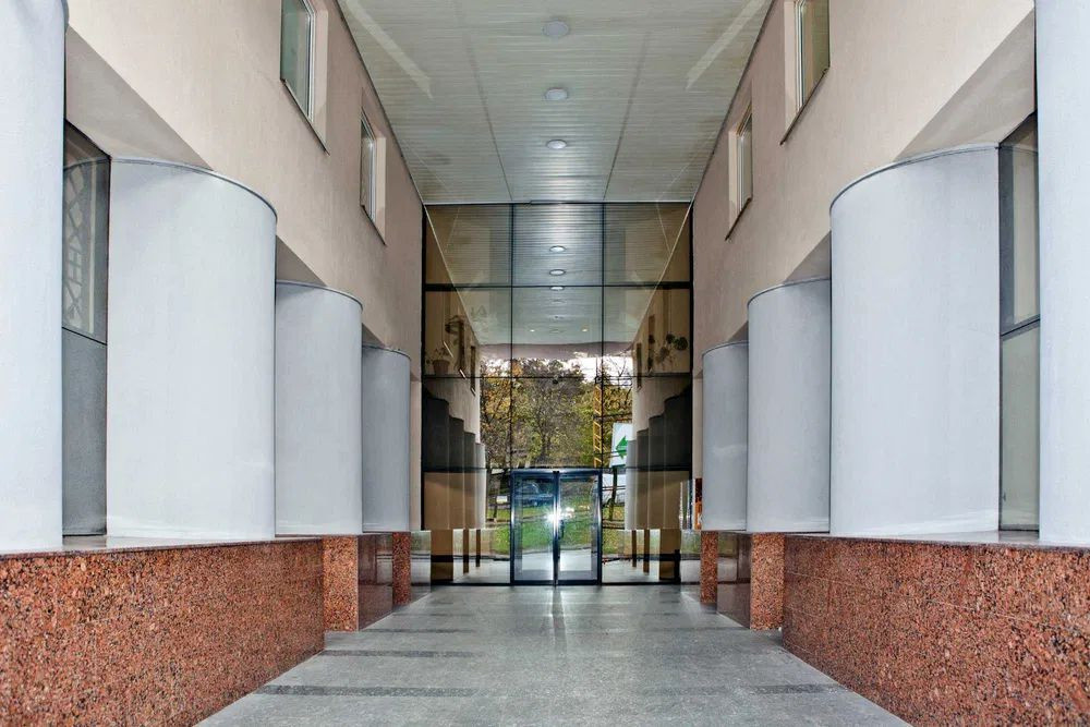 Продам. Торгово-офісна будівля 5718 м.кв. 37 соток. Центр. вул. Святослава Хороброго Днепр - изображение 1