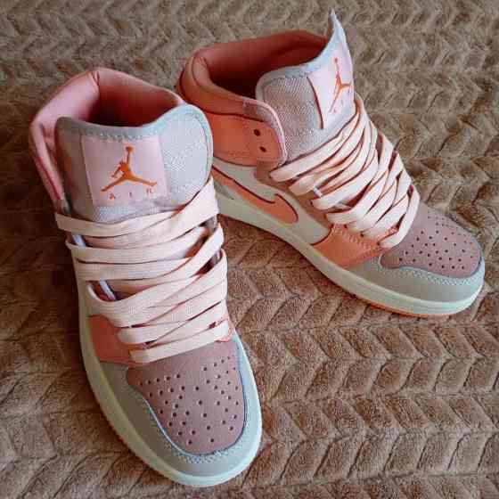 Новые кроссовки женские демисезонные Nike air Jordan 1 retro, цвет APRICOT POWDER, кожа, замш Вінниця