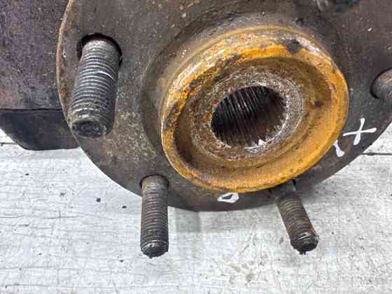 Кулак поворотный правый со ступицей Mitsubishi Outlander XL 2.4 БЕНЗИН 4B12 2007 (б/у) Киев