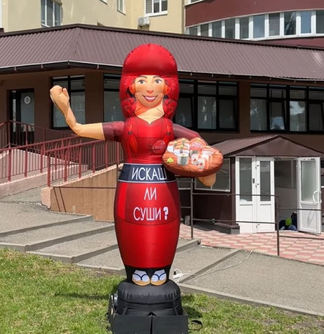 Человек машет на дороге, реклама в месте продаж 340 см Київ - зображення 7