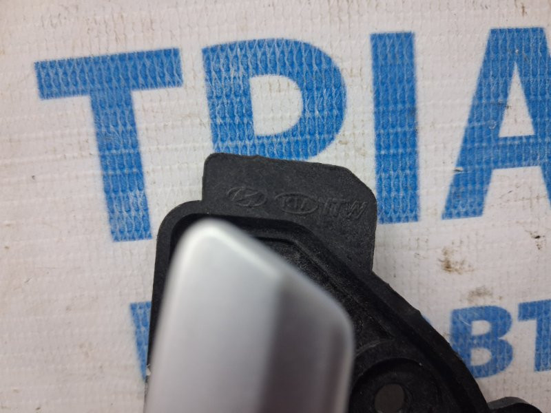 Ручка двери внутренняя правая Hyundai IX35 LM 1.7 DIESEL D4FD 2009 (б/у) Киев - изображение 4