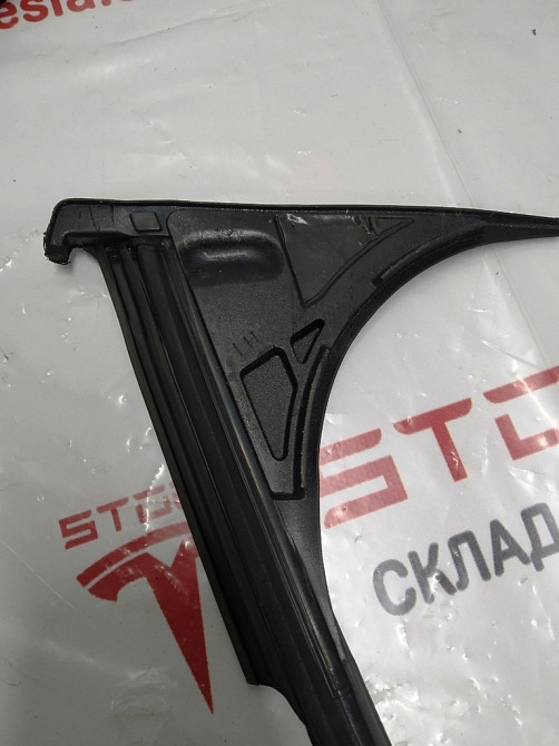 Уплотнитель стойки В (камера) левая сторона Tesla model X 1032153-00-D Киев - изображение 3