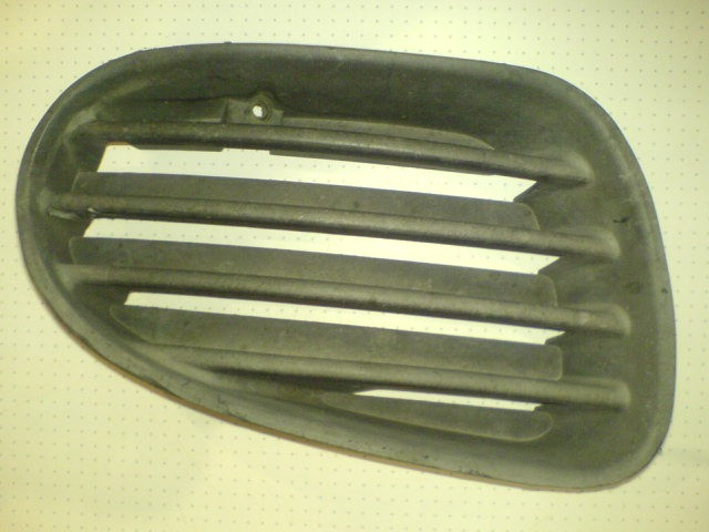 Решітка права з переднього бампера від MITSUBISHI CARISMA-I Ивано-Франковск - изображение 2