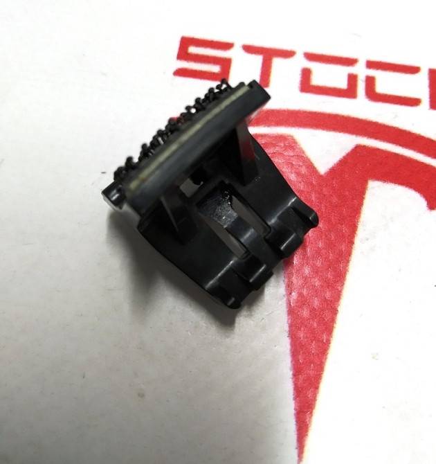 Крепление кнопки открытия крышки багажника Tesla model X S REST 1013417-00-B Киев - изображение 3