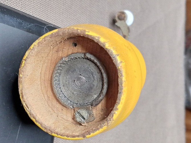 Ручная мельница для специй ГЛОРИЯ из дерева, 50-е годы, \ГДР\ Днепр - изображение 3