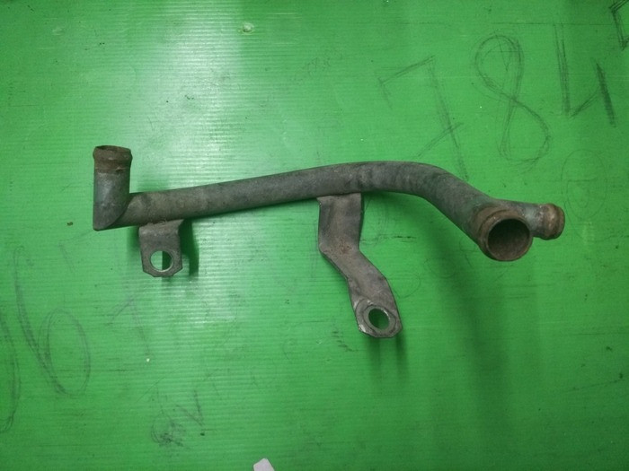 Патрубок металевий системи охолодження 068121065N Фольксваген 1.6Д Винница - изображение 1