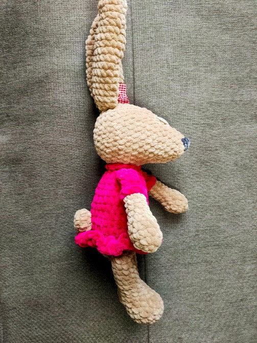 Зайка зайченя дівчинка іграшка в'язана м'яка ручна робота Нововолинськ - зображення 3