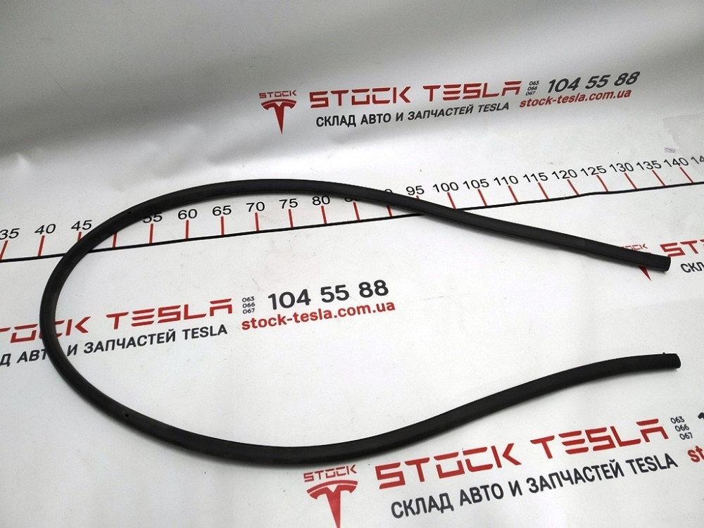Уплотнитель двери передней правой Tesla model 3 1090494-00-D Киев - изображение 1