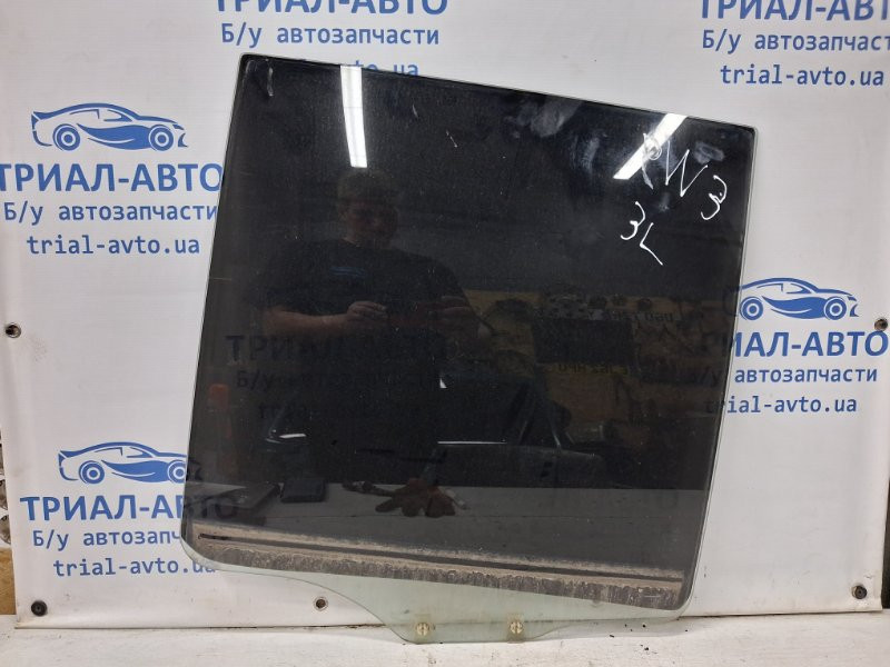 Стекло двери заднее левое Mitsubishi Pajero Wagon 3 3.2 ДИЗЕЛЬ 4M41 1999 (б/у) Київ - зображення 1