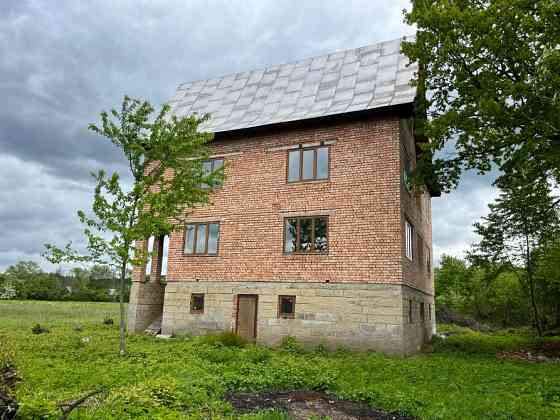 Триповерховий будинок в с.Делятин Яремче
